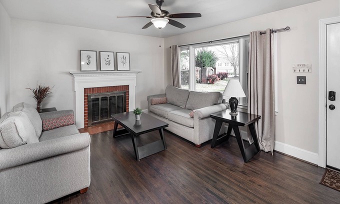 Charlotte House | ★Serene & Spacious | 5mi to Uptown | Huge Backyard