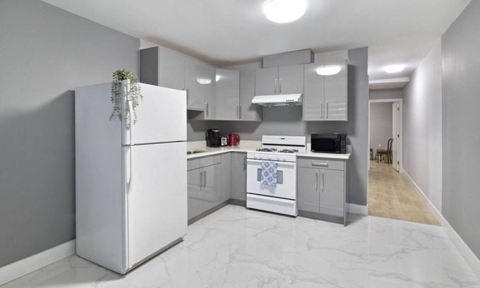 Newton House | Serene Spacious Modern 2 bed private suite- Central Location