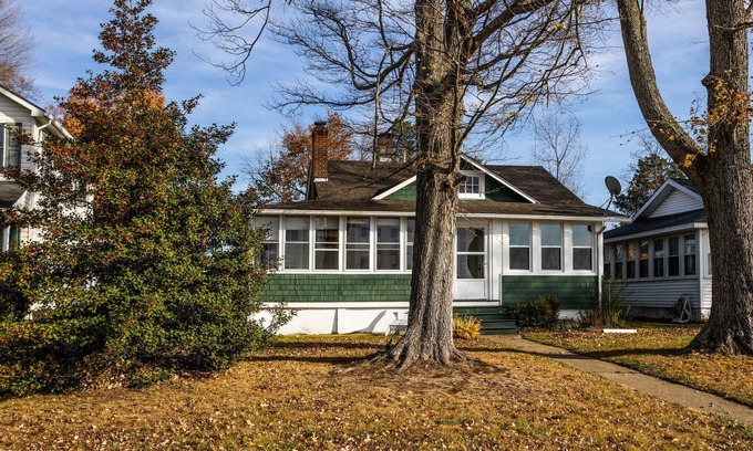 Croom Cottage | Serene spot, West River dock, sunsets, the Bay, only 40 min from Alexandria, DC.