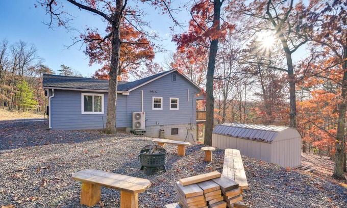 Points House | Serene Springfield Retreat on 6 Acres with Hot Tub!