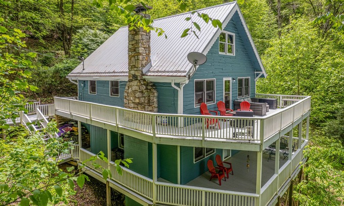 Cullowhee House | Serene stay with wood-burning fireplace & decks, dock and canoe access - dogs ok