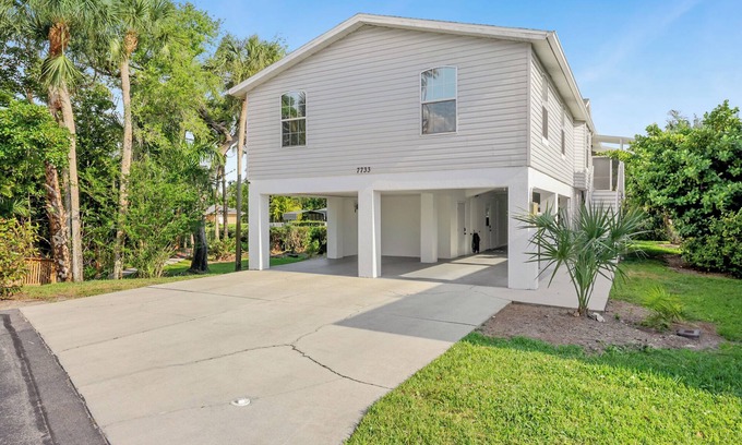 Biggar Condo | Serene Studio Steps from the Water - Pool + Kayaks!