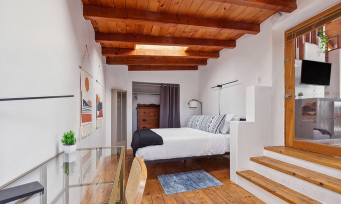 Santa Fe House | Serene, Stylish, Central Pied-à-terre With Lots of Light & Tall Ceilings