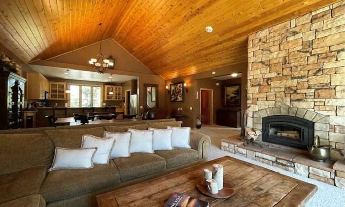 Big Bear Lake House | Serene Summit Chalet- Ski-In&Out + Hot Tub