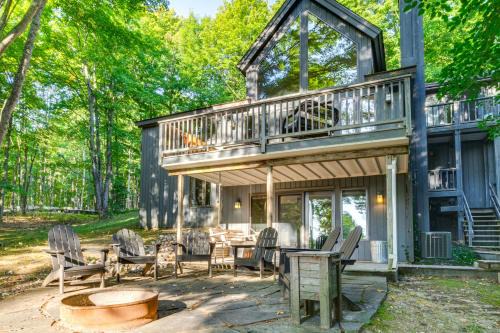 Suttons Bay House | Serene Suttons Bay Home with Fire Pit and Wooded Yard