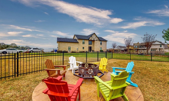 West Livingston House | Serene, updated lakefront retreat with fenced yard