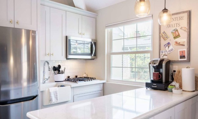 Talmadge Cottage | Serene Urban Oasis - Cozy 1 Bedroom Cottage