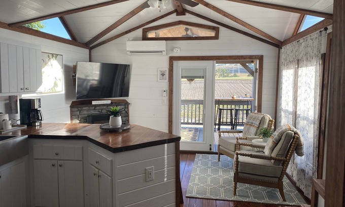 Templeton House | Serene Vineyard Getaway Private Deck, Sunset Views, Pickleball & Near Downtown
