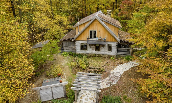 Unionville Cabin | Serene Winter Escape: Hiking Trails & A-List Amenities, Brown County & B-town