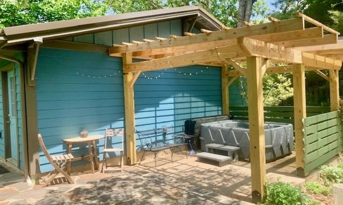 Bent Creek House | Serenity Cottage❤️Hot Tub Parkway Retreat w/kitchen & patio garden