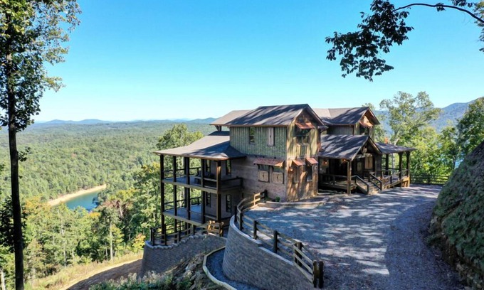 Foxfire Estates Cabin | Serenity Cove- 7 BDR | 6 KINGs | sleeps 16| Lake and Mountain View | wheel chair accessible
