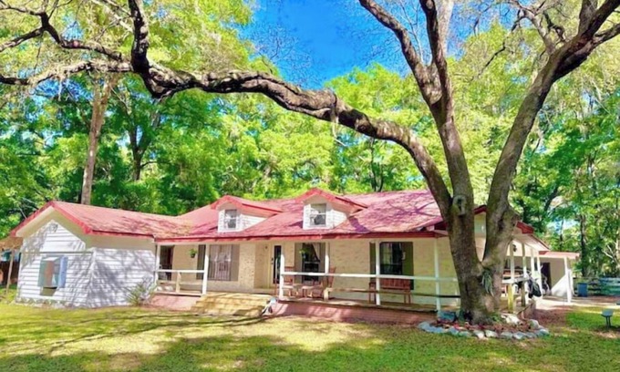Fort White Cabin | Serenity Farmhouse near Florida Springs Game Room + Fire Pit
