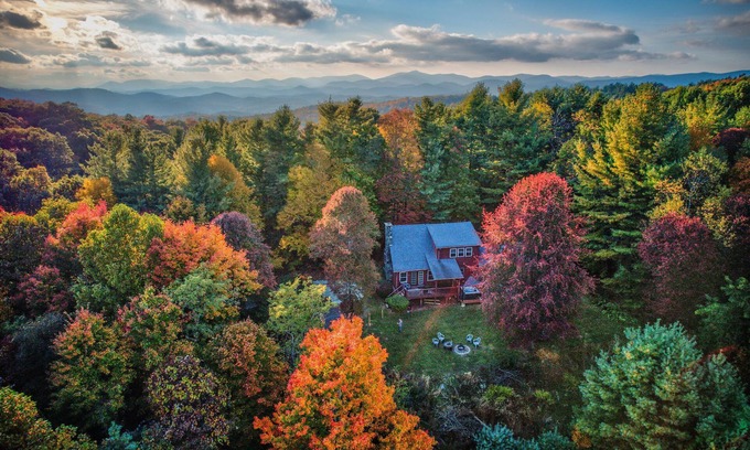 Fleetwood House | Serenity Now - Peaceful setting, mountain views, game room & pet friendly!
