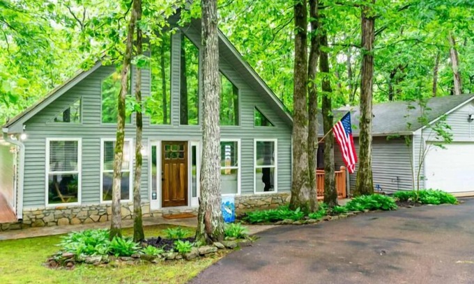 Counce House | Serenity Over the Woods: Relax and unwind in this great 3/2 home in the trees.