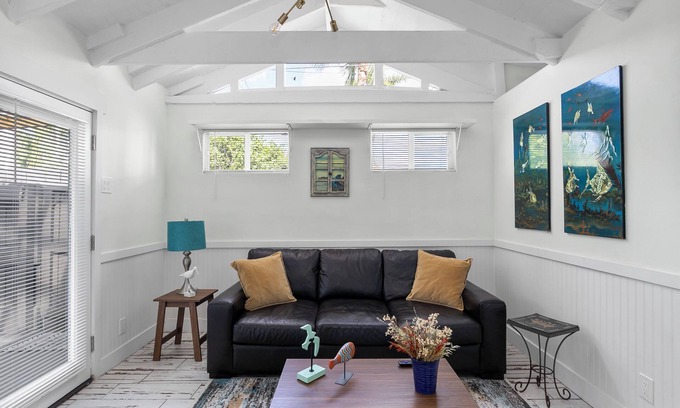 Old Northwood Historic District Cottage | Serenity Retreat Minutes to the Beach, Guesthouse