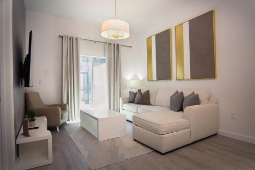 Loughman House | Serenity Townhouse Private Pool and Pet-Friendly