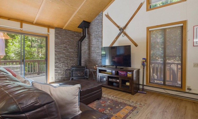 Shaver Lake House | Serenity Townhouse: Mountain Views, Pool &Hot Tub