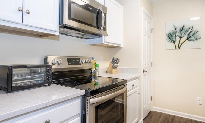Durham Apartment | Serine Space - Townhome - King Bed - Duke - Long Term Stays