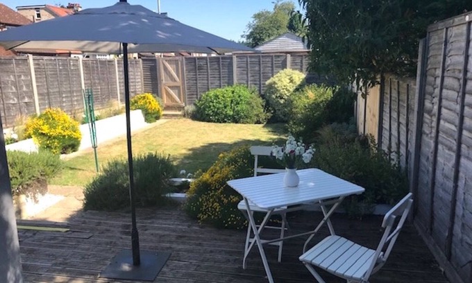 Cambridge Apartment | Serviced City Centre garden apartment free off road car port parking & Wi-Fi.