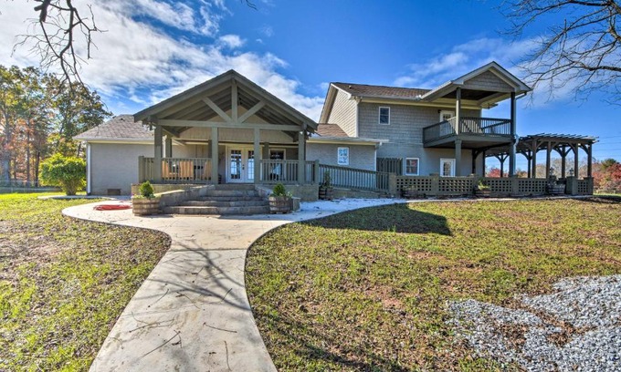 Clarkesville House | Serving Southern Charm at this Clarkesville House!