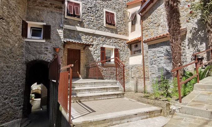 Sesta Godano House | Sesta Godano, a few km from 5 Terre, stone house in a medieval village.
