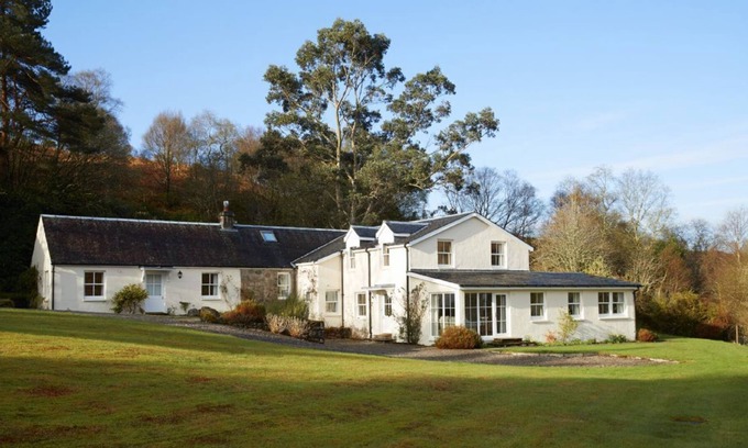 Taynuilt House | Set with breath-taking views of Loch Etive and Glencoe beyond. A track leads straight to the Loch