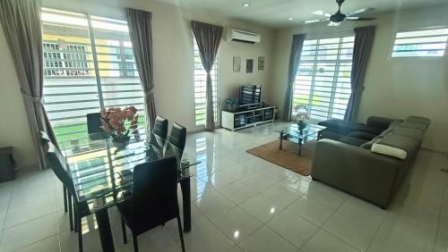 Taman Teratai House | Setia Residen Semi-D two half storey 5 Bedrooms unlimited wifi