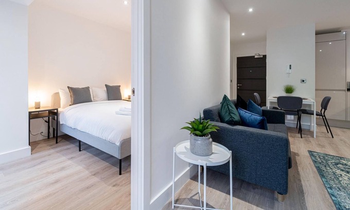 Barnt Green Apartment | Seven Living Residences Solihull - Modern Studios NEC and BHX