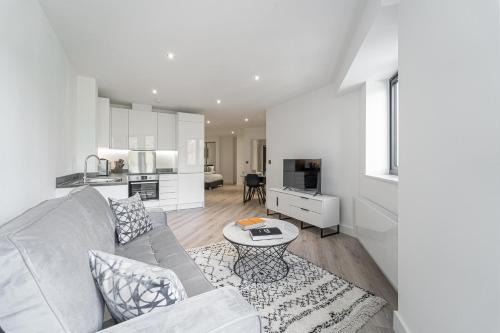Barnt Green Apartment | Seven Living Residences Solihull - Close to NEC & BHX - Free Parking