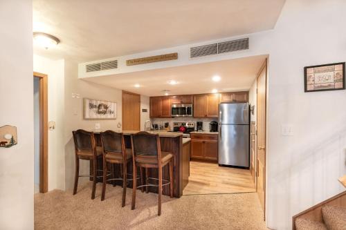 Seven Springs Apartment | Seven Springs Meadowridge 2 Bedroom Standard Condo with Deck and Mountain Views! condo