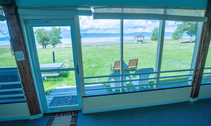 Dingle House | Shabby Chic 3 Bears Beach House with Private Beach Access