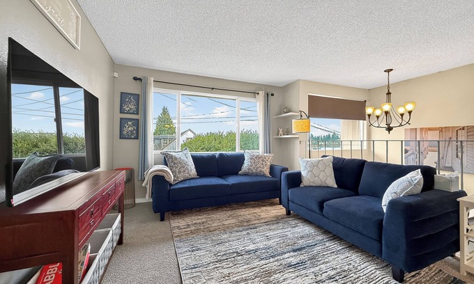 Silver Lake House | Shabby Chic 3BR Lake Retreat – Walk to Park, Shops, & More