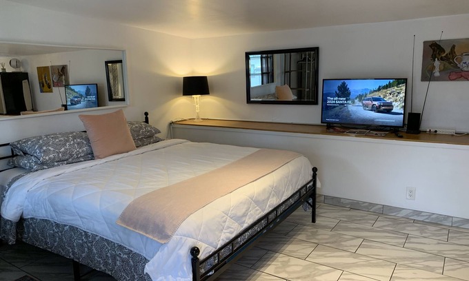 Alhambra House | Shabby Chic Guest House LA Hills 2