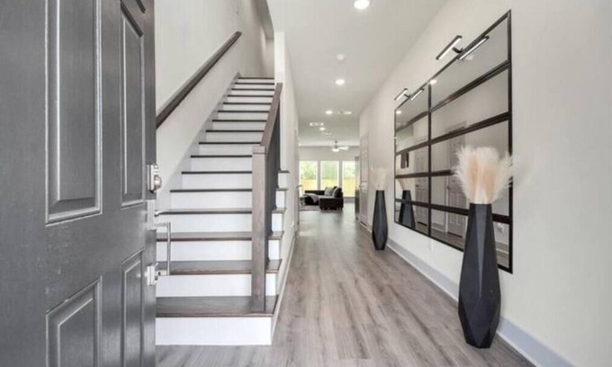 Southeast Houston House | Shades of Grey 3 BR/2.5 BA Near Dwntwn & NRG