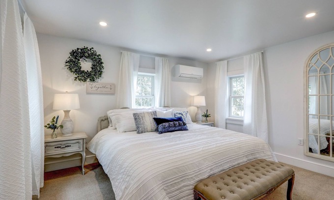 Kinzers Apartment | Shady Brick Getaway/Cozy & charming/King bed/100 Acre farm
