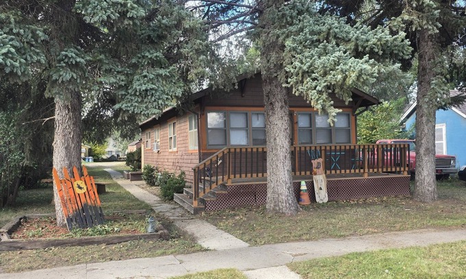 Redfield House | Shady Lane Cottage is a nice 2-bedroom house with AC in charming Redfield.