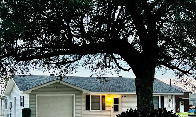 Lake Charles House | Shady Oak Cozy Getaway - Lake Charles, LA