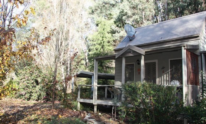 Harrietville Cottage | Shadybrook alpine cottage one bedroom No 3 in gardens adjoining the Ovens River