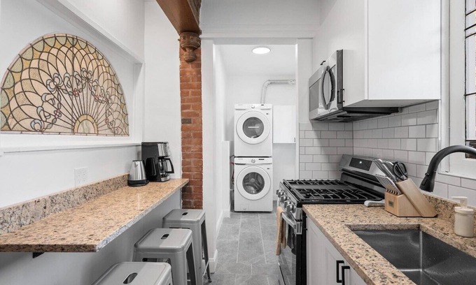 East Liberty Apartment | Shadyside/Pittsburgh, Modern & Accessible 2 Bedroom with Free Parking