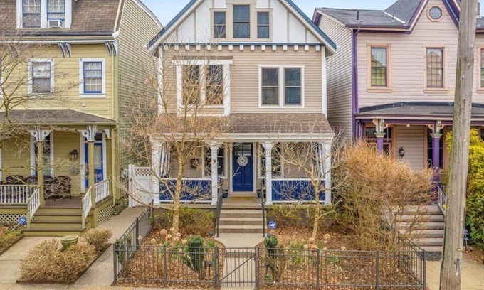 Shadyside House | Shadyside townhouse with off street parking