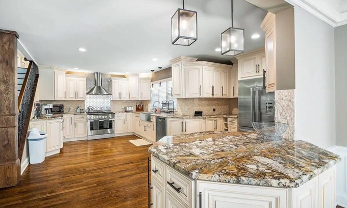 Beachwood House | Shaker Prestige - 4,000 sq ft - Calm and Quiet
