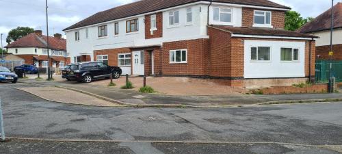 Barrow-on-Trent House | Shakespeare House 19 bedrooms 30 beds up to 42 people stay