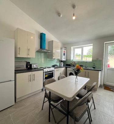 Barrow-on-Trent House | Shakespeare House 6 bedroom 10 beds stay up to 14 people