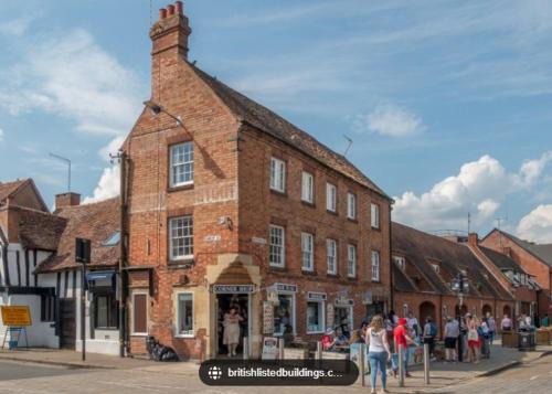 City Centre Apartment | Shakespeare's Writing Den On Riverside