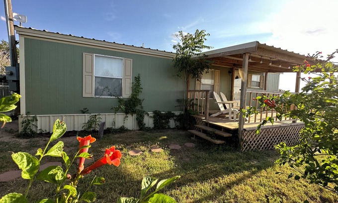 Levelland Cottage | Shalom Abode - Country Experience in the City!