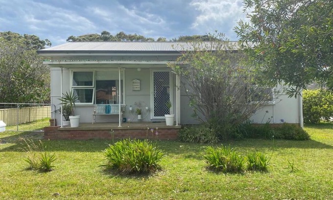 Culburra Beach House | Shalom Beach Cottage - Free Wifi - 300m to beach