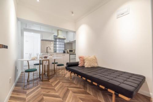 Downtown Shanghai Apartment | Shanghai Hills & Serendipity MCM Near Line1 & Line2 People's Square