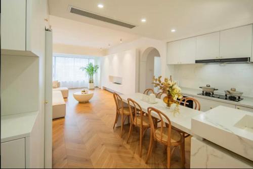 Huangpu Apartment | Shanghai Hills & Serendipity Family Homestay with 3 Bedrooms Near Line4&8 South Xizang Rd