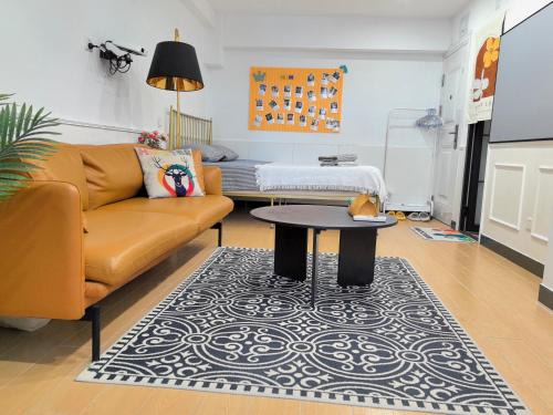 Huaihai Road Commercial Area Apartment | Shanghai Hills & Zinn Changle Road Homestay Near Line1 & Line12 South Shanxi Rd