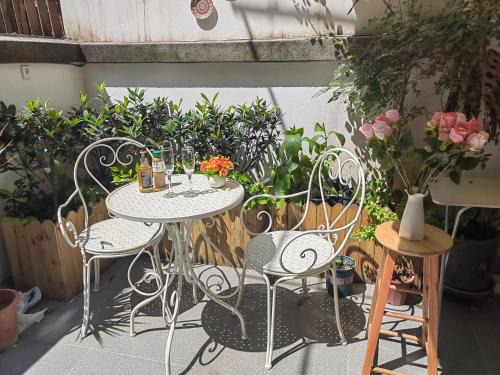 Jing'an Apartment | Shanghai Historical Art BNB with garden courtyard near Nanjing Road